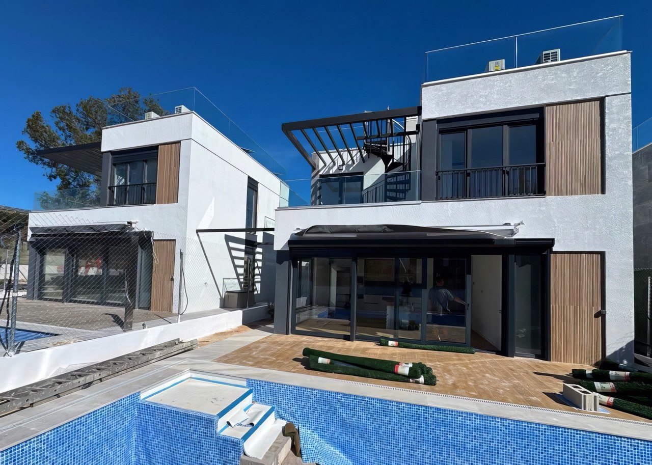 sistema corredero de gran formato en villa contemporánea en Benidorm