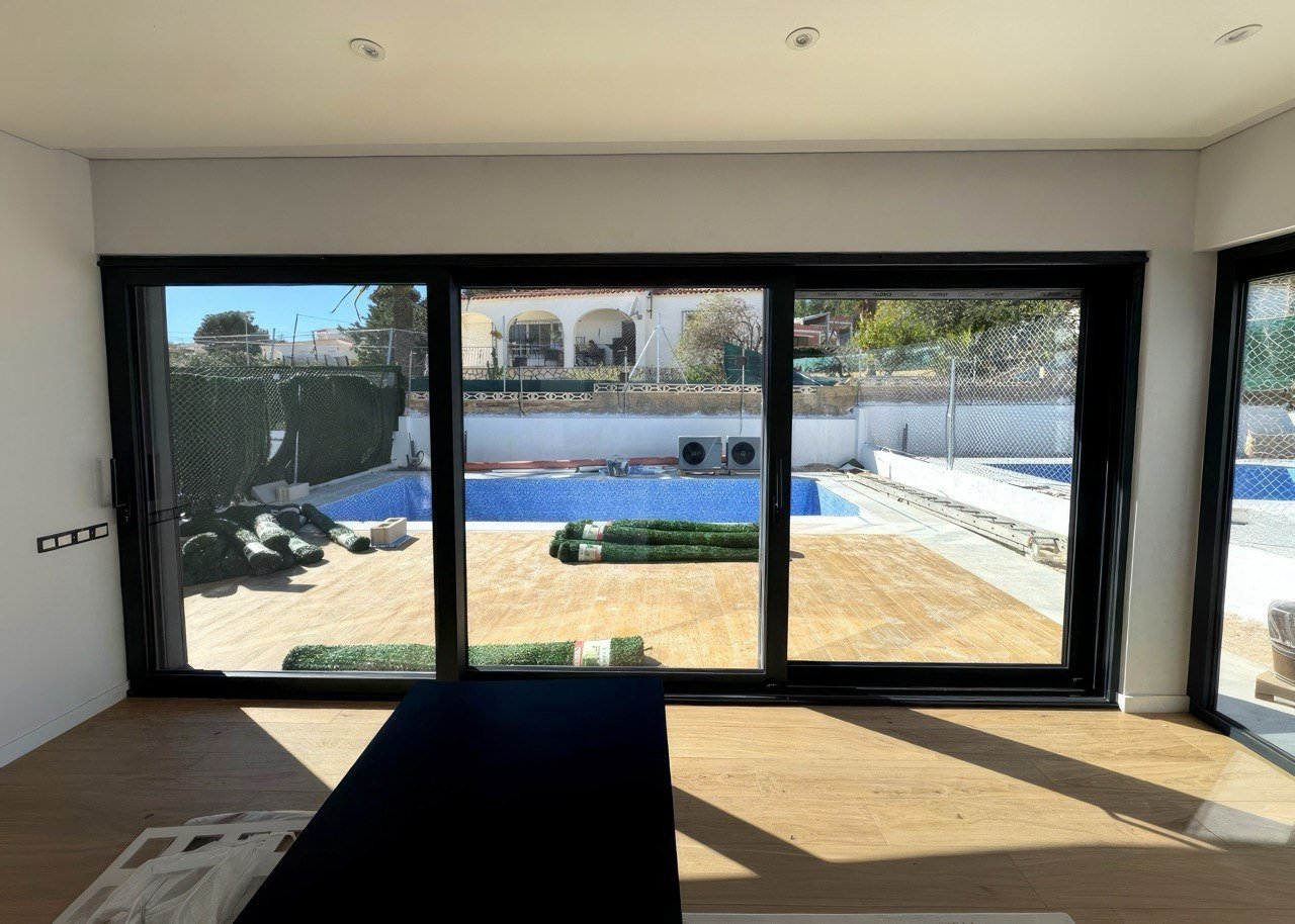 grandes ventanales deslizantes con salida directa a la terraza y piscina