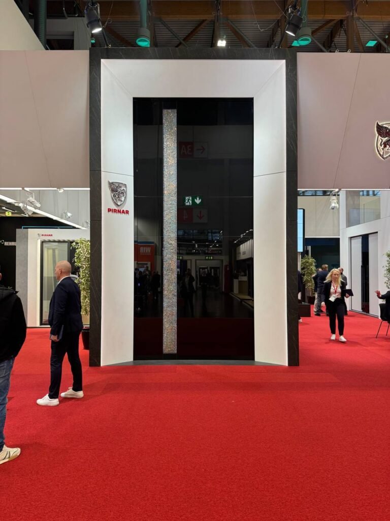 Puerta de entrada de clase premium Fensterbau 2026 diseño moderno