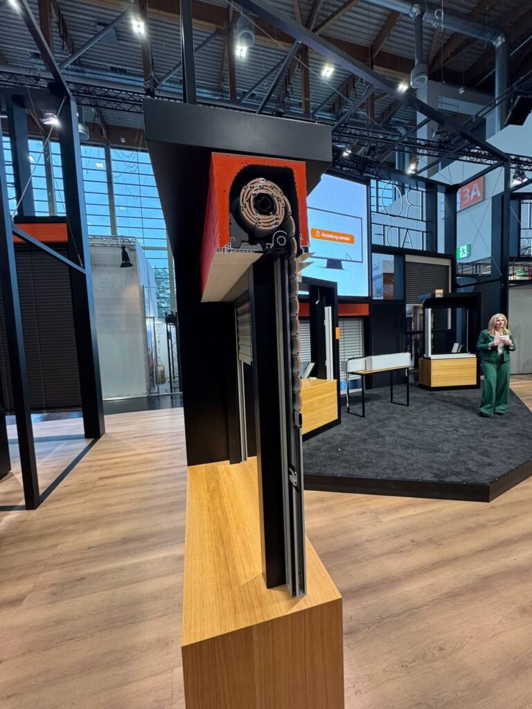 persianas enrollables integradas fensterbau 2026 sistemas de protección solar ocultos ventanas