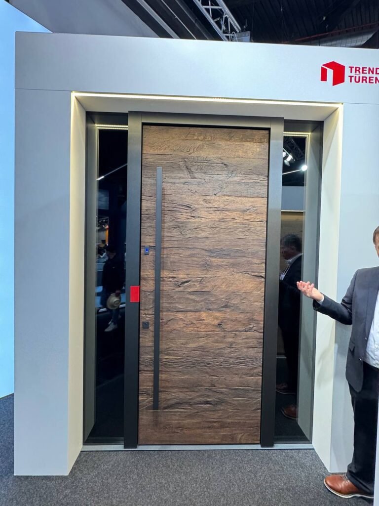 puerta de entrada moderna madera metal fensterbau 2026 diseño fachada