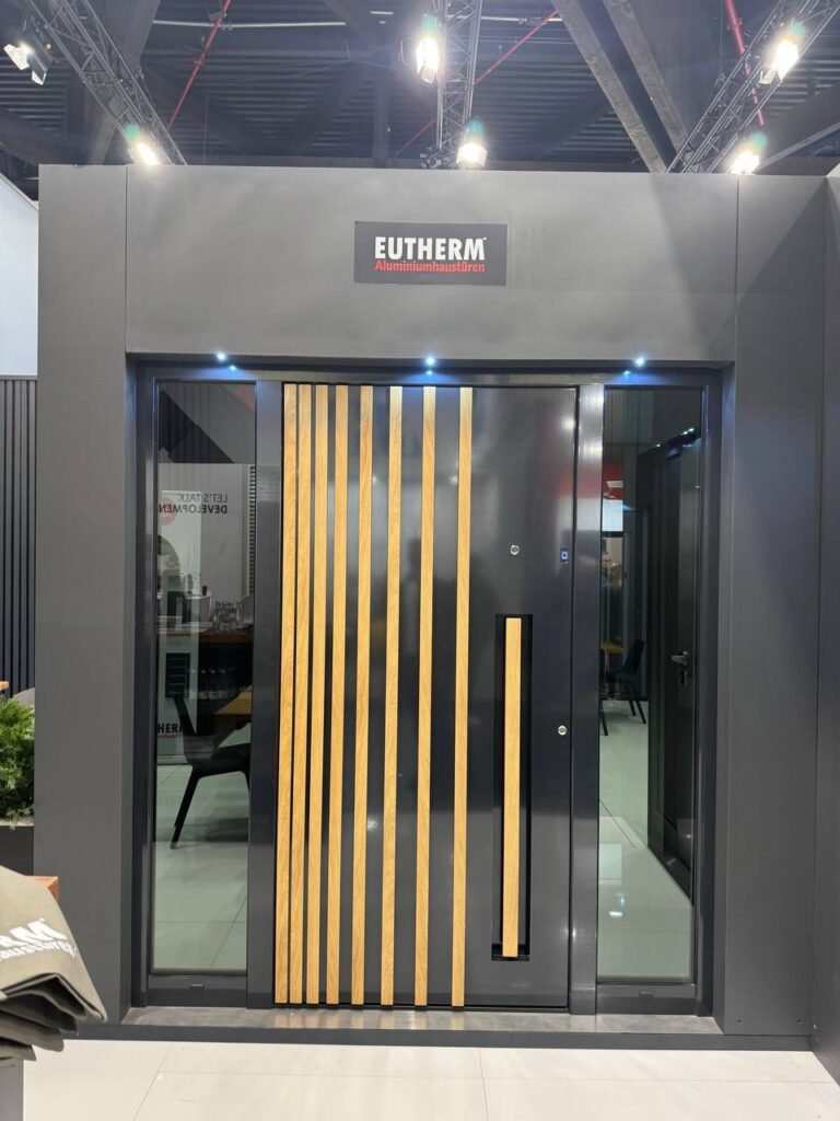 puerta de entrada aluminio madera diseño fensterbau 2026 fachada moderna