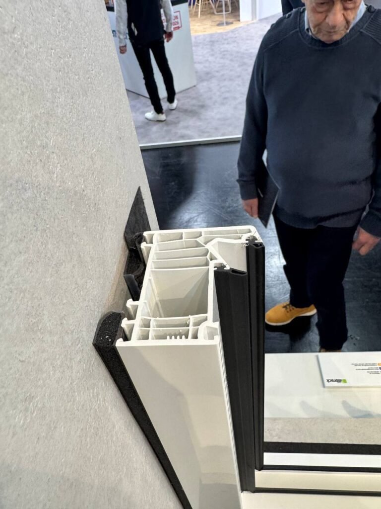nudo de encuentro ventana montaje perfil sección fensterbau 2026 aislamiento térmico