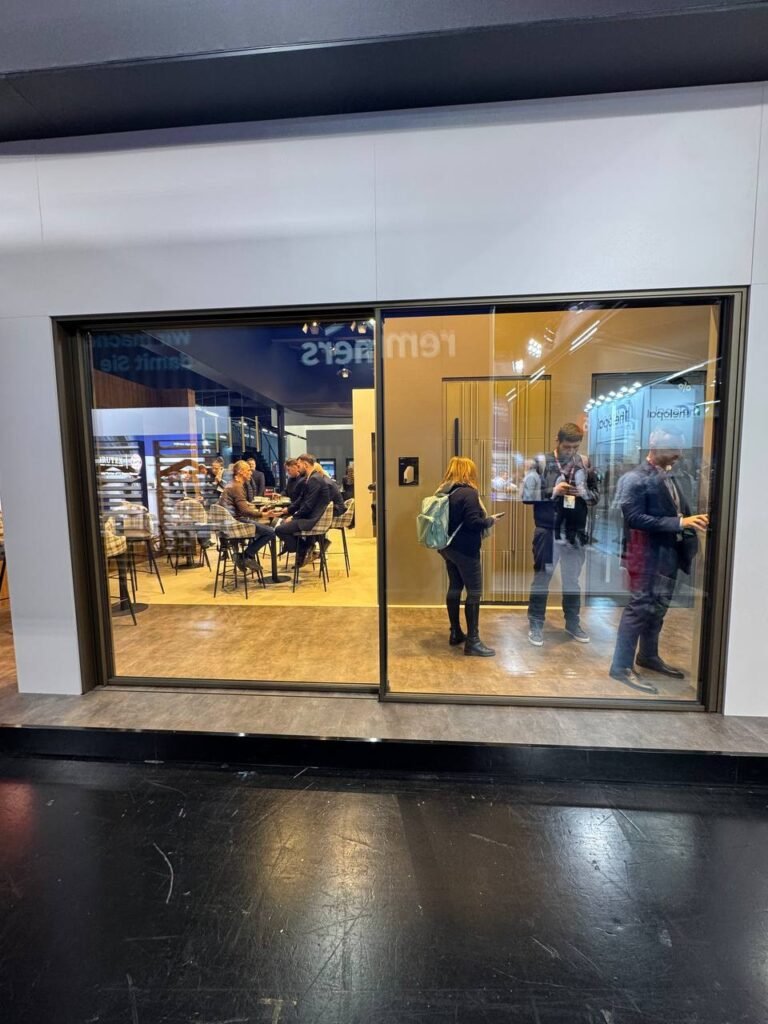 ventanas correderas panorámicas fensterbau 2026 grandes sistemas de vidrio interior