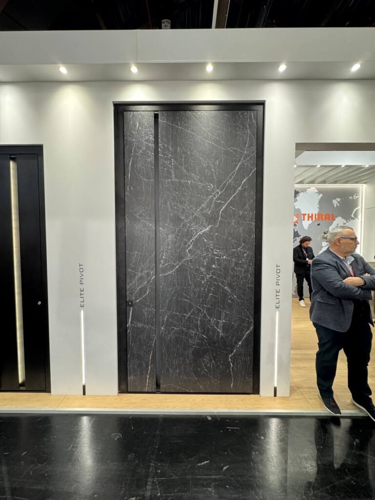 puerta pivotante piedra entrada moderna fensterbau 2026 gran sistema de acceso