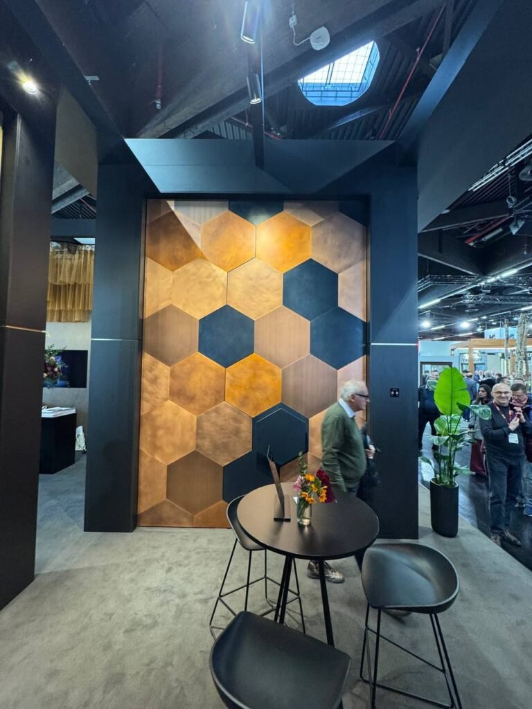 puerta de entrada de diseño con patrón geométrico fensterbau 2026 puertas premium