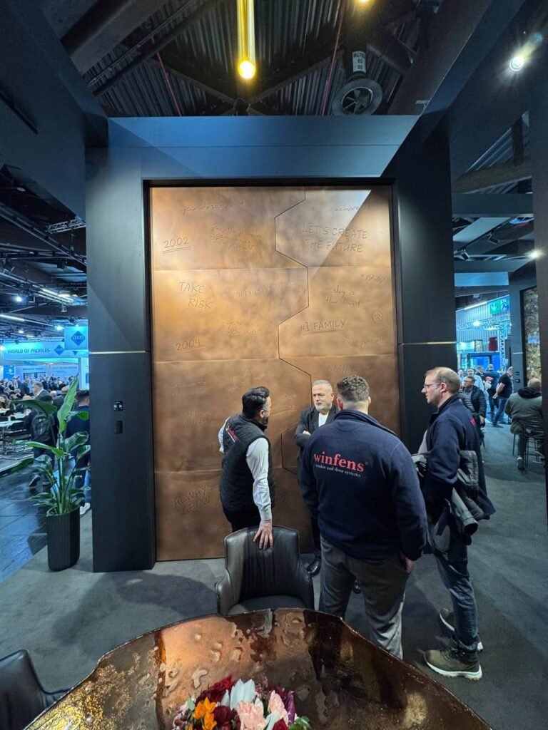 puerta de entrada de diseño con superficie texturizada fensterbau 2026 soluciones premium