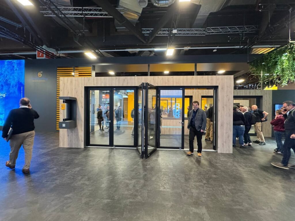 sistemas plegables de acristalamiento vidrio fensterbau 2026 puertas panorámicas tipo acordeón