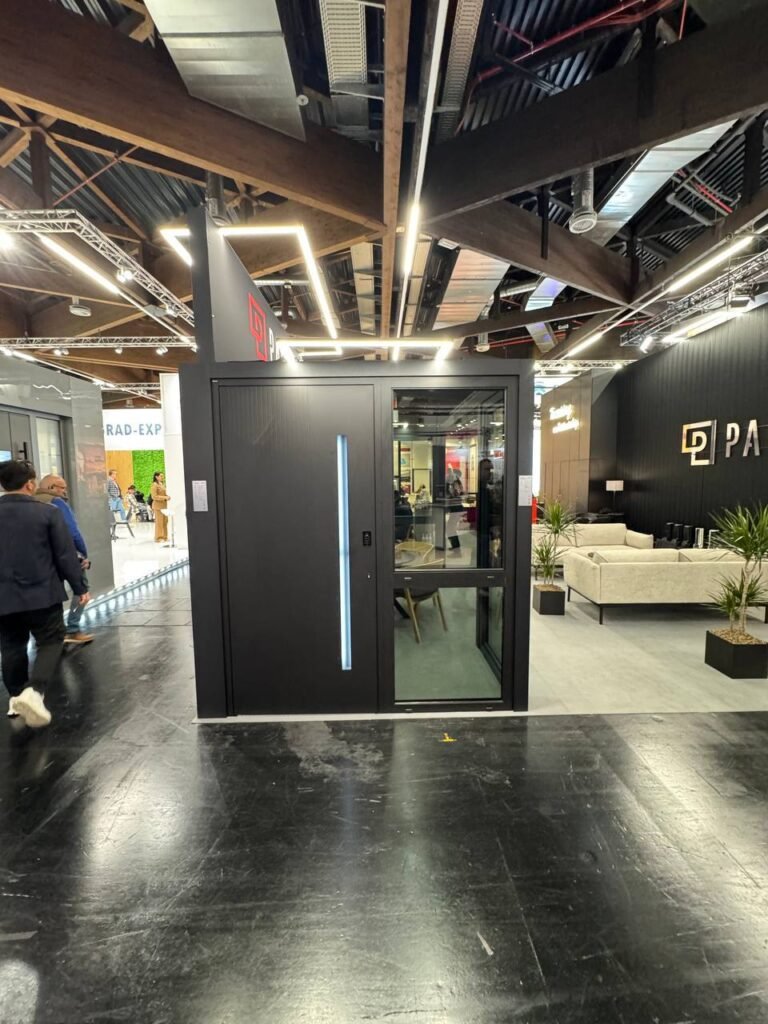 puerta de entrada moderna minimalista con iluminación fensterbau 2026 puertas inteligentes