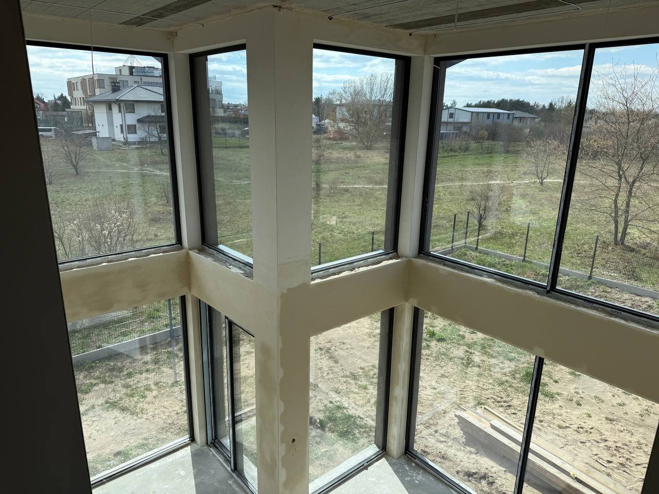 Sistema corredero elevable HS con grandes superficies de vidrio en vivienda unifamiliar