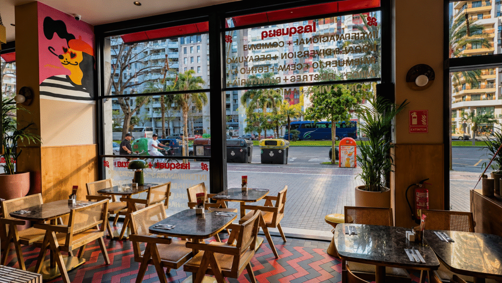Fachada de vidrio de gran formato en restaurante urbano en Valencia