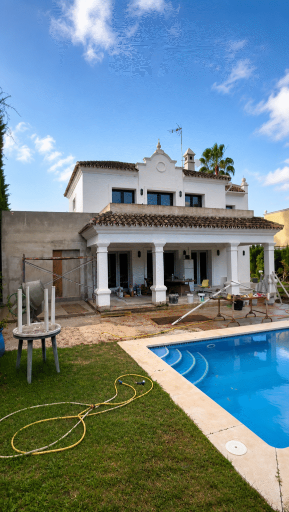 Fachada de villa mediterránea con ventanas PVC VEKA color antracita