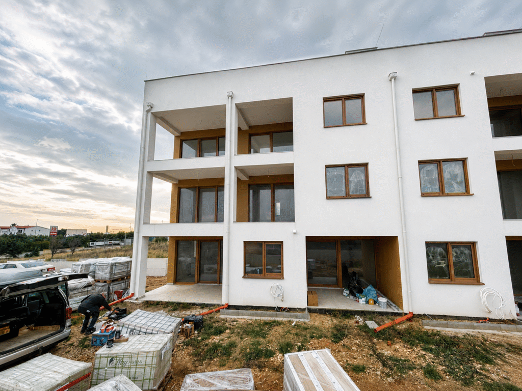 proyecto residencial de 12 apartamentos con ventanas Aluprof y persianas ocultas
