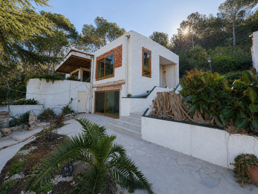 Reforma de villa en España con nuevas aperturas panorámicas