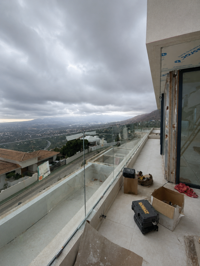 Proyecto de instalación de barandillas de vidrio en residencia moderna con vistas al Mediterráneo