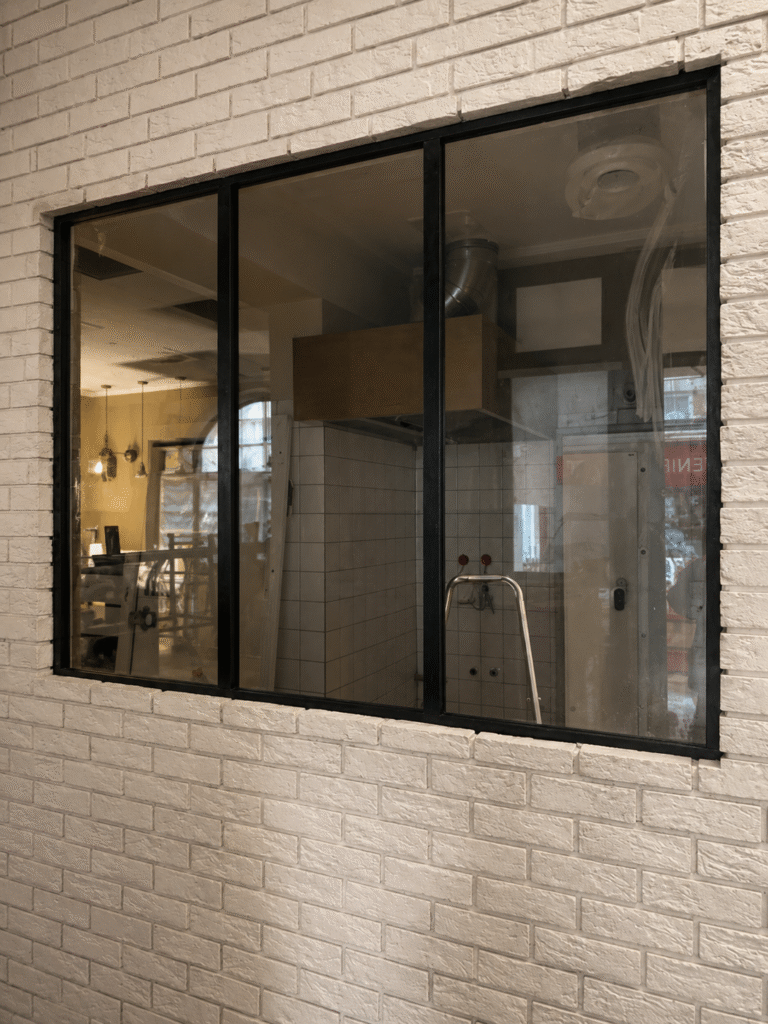 Proyecto de acristalamiento interior con perfilería negra y diseño contemporáneo