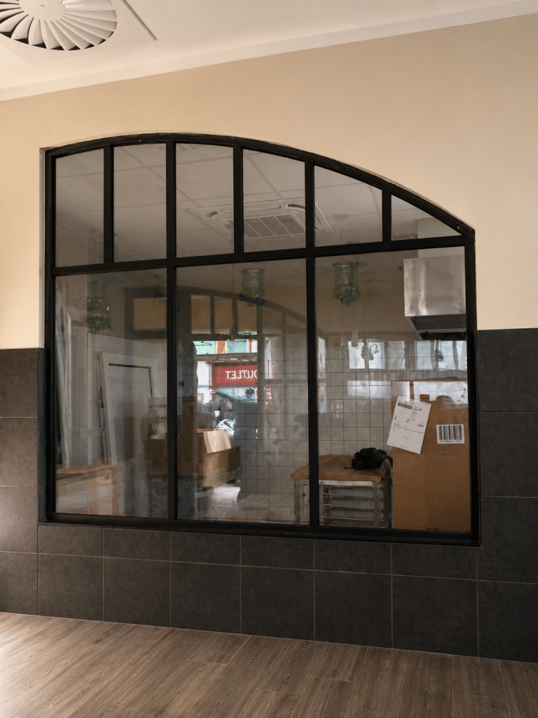Instalación de mampara fija de vidrio para restaurante de estilo industrial