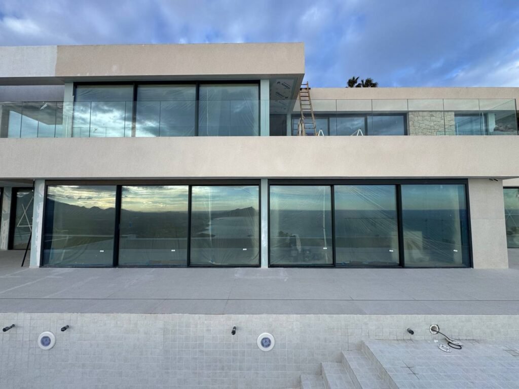 Instalación de grandes superficies de vidrio en villa moderna con diseño minimalista