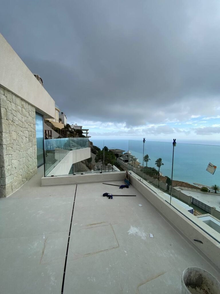 Sistema corredero Cor Vision en villa moderna con acristalamiento de suelo a techo