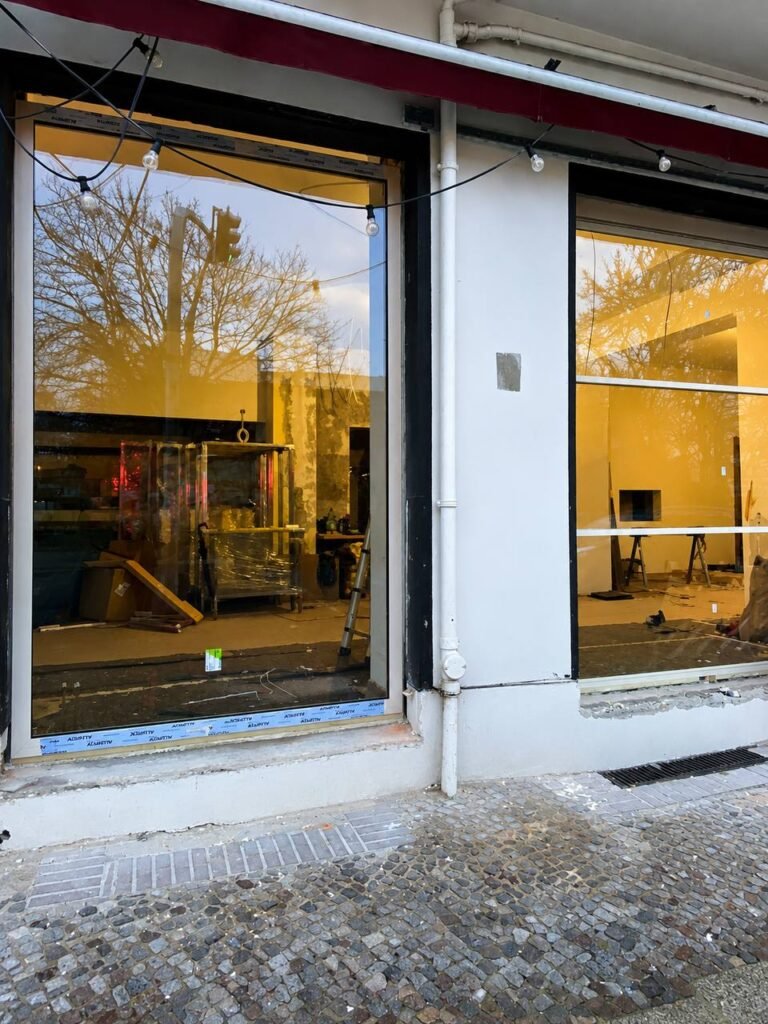 Instalación de ventanas panorámicas Aluprof MB-79 en restaurante comercial