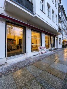 Fachada moderna de restaurante con grandes superficies acristaladas y perfiles oscuros