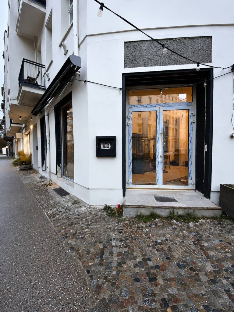 Fachada acristalada de restaurante en Berlín con sistemas panorámicos de aluminio