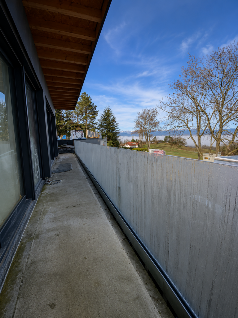 Sistema de barandilla de cristal para terraza panorámica en proyecto residencial premium