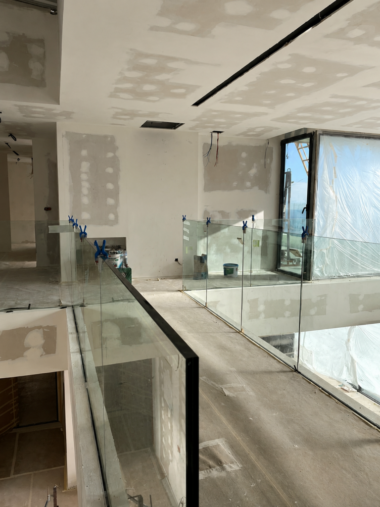 Soluciones de acristalamiento exterior para terrazas modernas con máxima transparencia visual