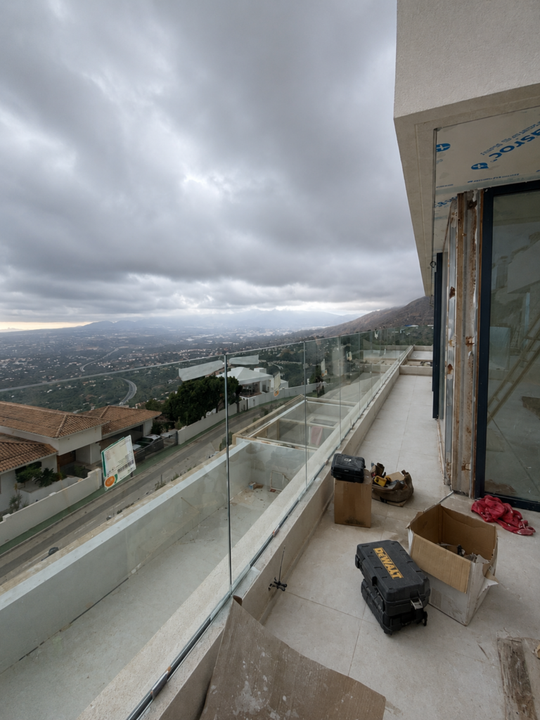 Proyecto de instalación de barandillas de vidrio en residencia moderna con vistas al Mediterráneo