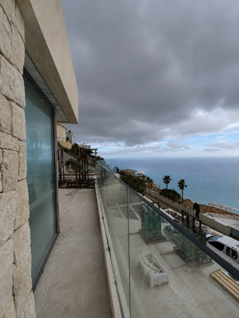 Sistema de vidrio panorámico para balcones y espacios exteriores en arquitectura contemporánea