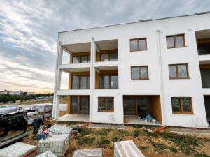 proyecto residencial de 12 apartamentos con ventanas Aluprof y persianas ocultas