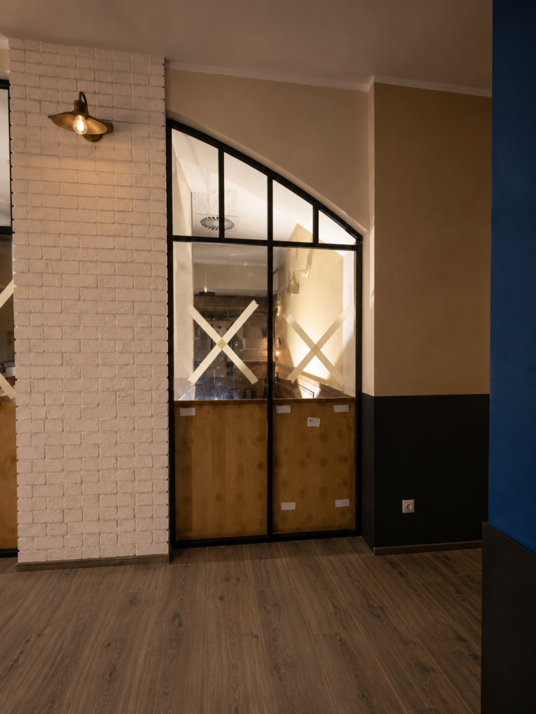 Cerramiento interior de vidrio estilo industrial para zona de cocina profesional