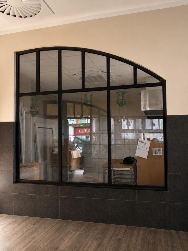 Instalación de mampara fija de vidrio para restaurante de estilo industrial