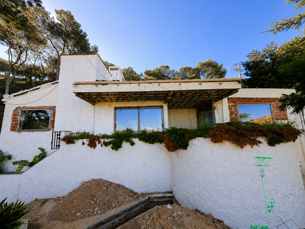 Proyecto de renovación residencial con acristalamiento moderno