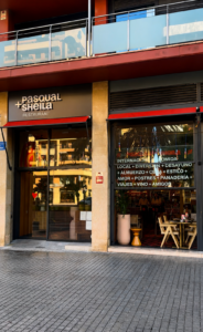 Restaurantfassade mit Aluminiumsystemen und automatisierter Verglasung in Valencia