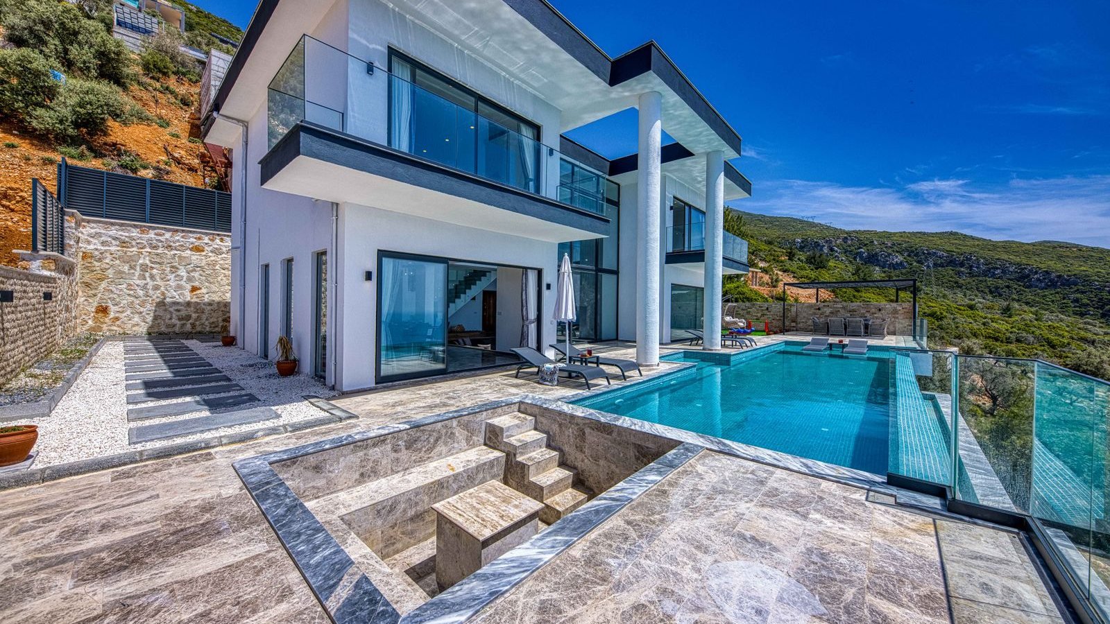 Moderne Villa an der Costa del Sol mit großen Fensterflächen ohne Gitter und Pool
