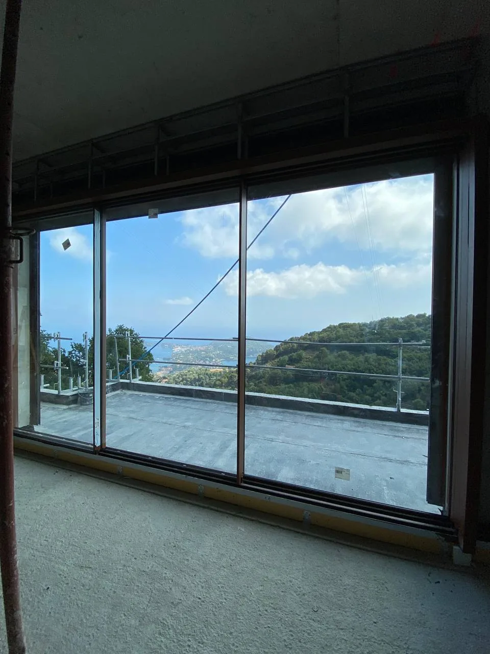 Correderas de aluminio y vidrio de gran formato con vistas al mar desde una villa de la Costa del Sol