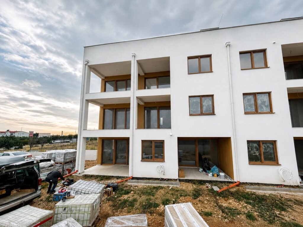 proyecto residencial de 12 apartamentos con ventanas Aluprof y persianas ocultas