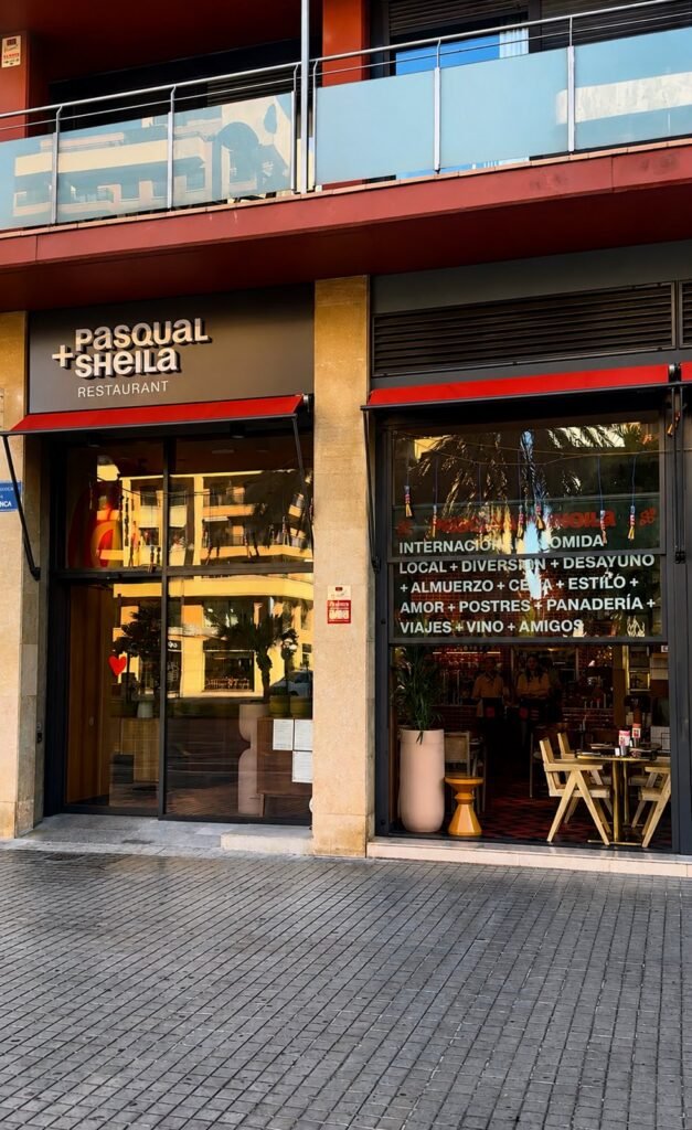 Fachada de restaurante con sistemas de aluminio y vidrio automatizado en Valencia