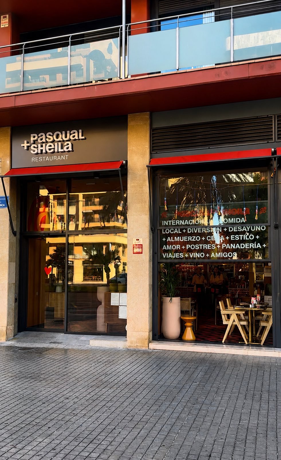 Fachada de restaurante con sistemas de aluminio y vidrio automatizado en Valencia