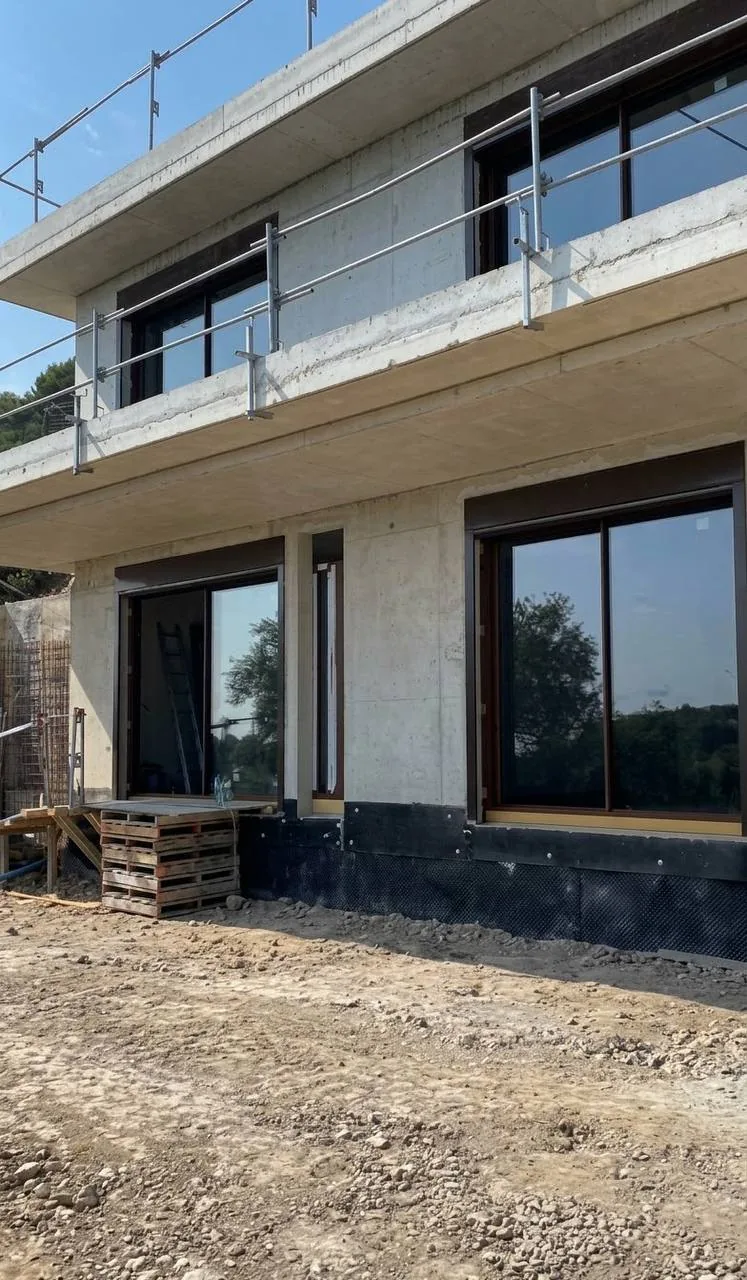 Correderas de aluminio y vidrio instaladas por Safe Smart Energy en una villa en construcción en la Costa del Sol